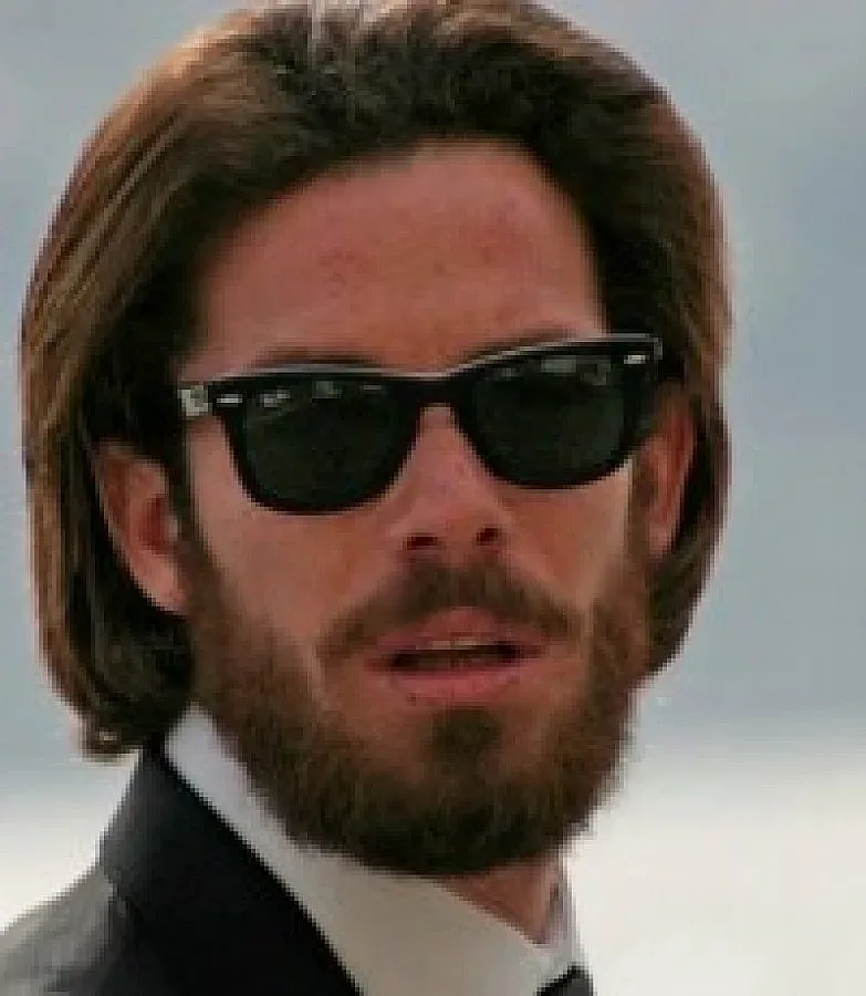 Бахаров с прическа "под прикритие"