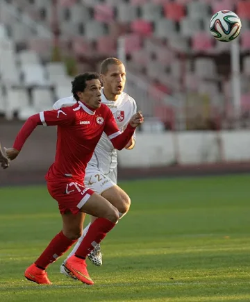 Фенове пратиха слепия Добри на операция