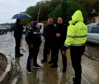 Калин Стоянов помага на бедстващите в Елените. ДПС-Ново начало праща доброволци /СНИМКИ/