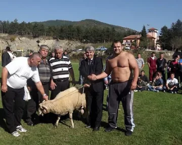 Асеновградчанин спечели овен на турнира по свободна борба в Черноочене