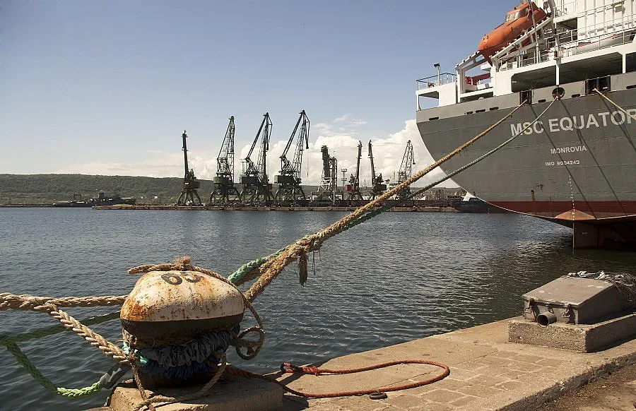 Пристанище Варна е затворено заради мъгла