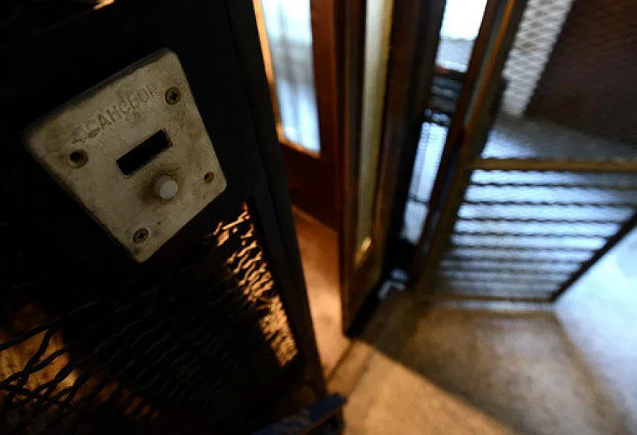 Асансьор с трима пропадна в Кърджали