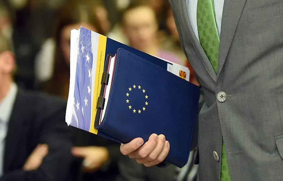 Новата ЕК почти мина, но може да се забави