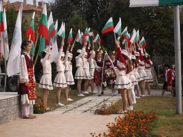 Деца отбелязаха свободата на Симитли