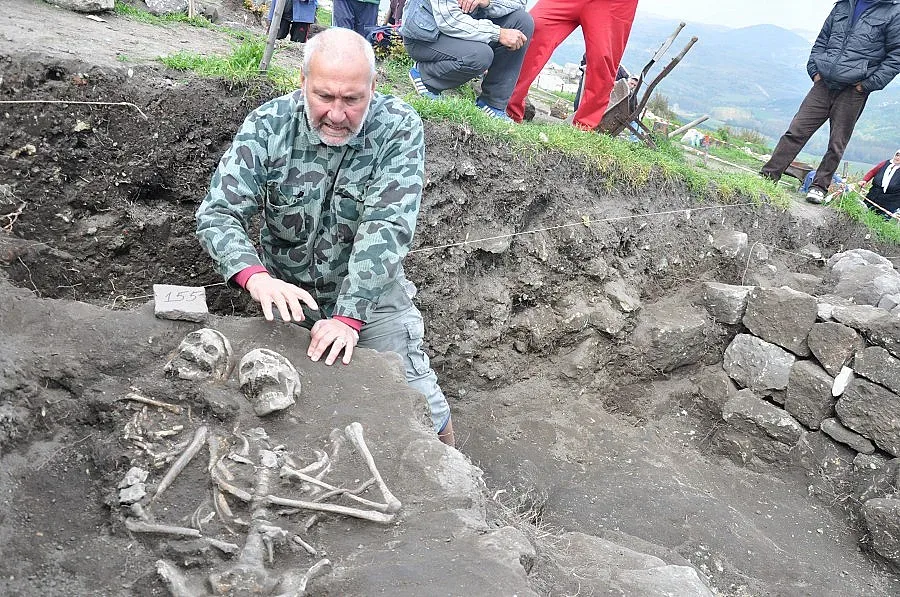 Прободен с нож „вампир” откриха на Перперикон