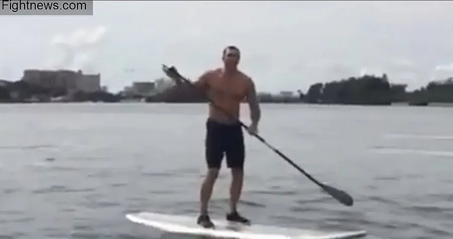 Бригс изкъпа Кличко в езеро (ВИДЕО)