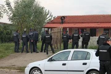 Спипаха пушка и 2 пищова в ромската махала в Петрич след мелето
