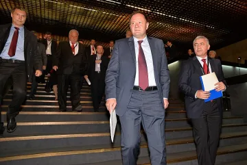 Режат бесепари от партийната хранилка