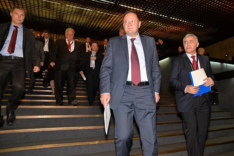 Режат бесепари от партийната хранилка