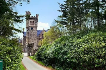 Милиардерка, сменила пола си три пъти, продава последния шотландски замък