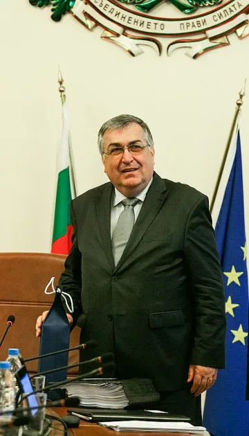 Команда към чиновниците: Сдаваме властта до десет дни