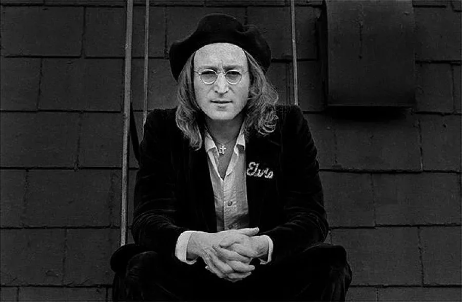 Пускат на търг китара на Джон Ленън