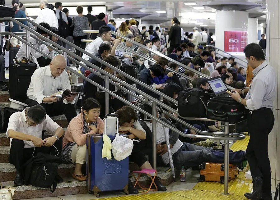 Японският тайфун напредва към Токио, има нови жертви