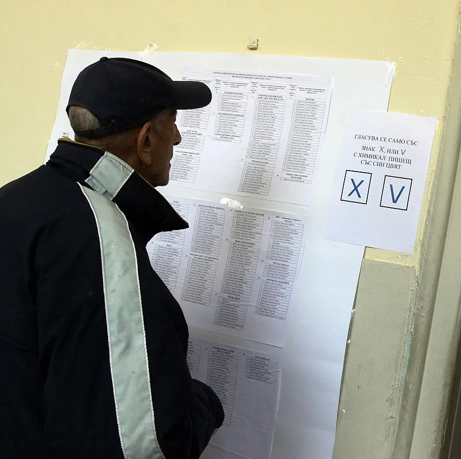 Плащат тока след тъмната стаичка