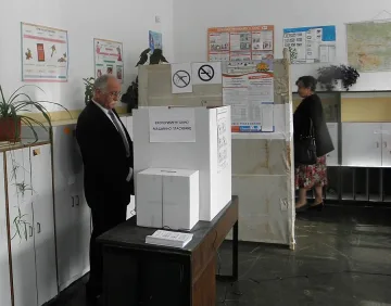 Баби играят на машинките за вота