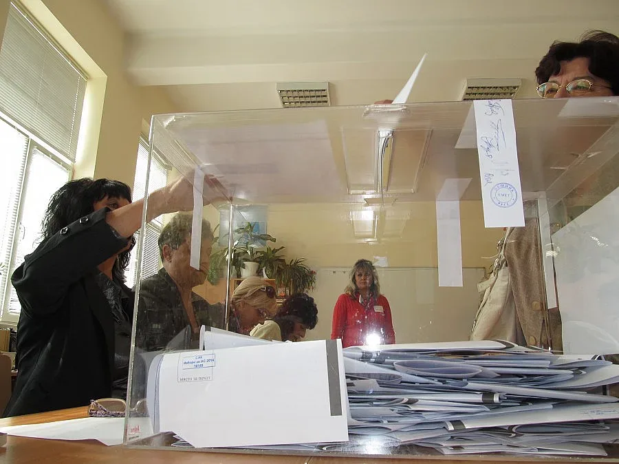 Всички партии имат по около 10 на сто от първите протоколи