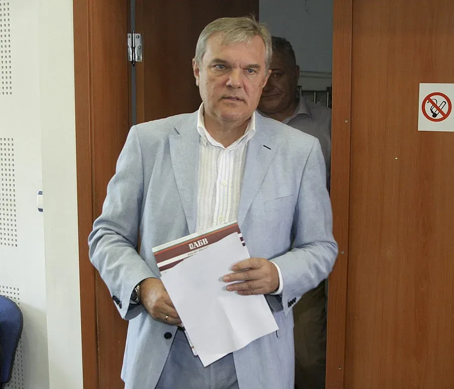 Румен Петков вижда два избора за България