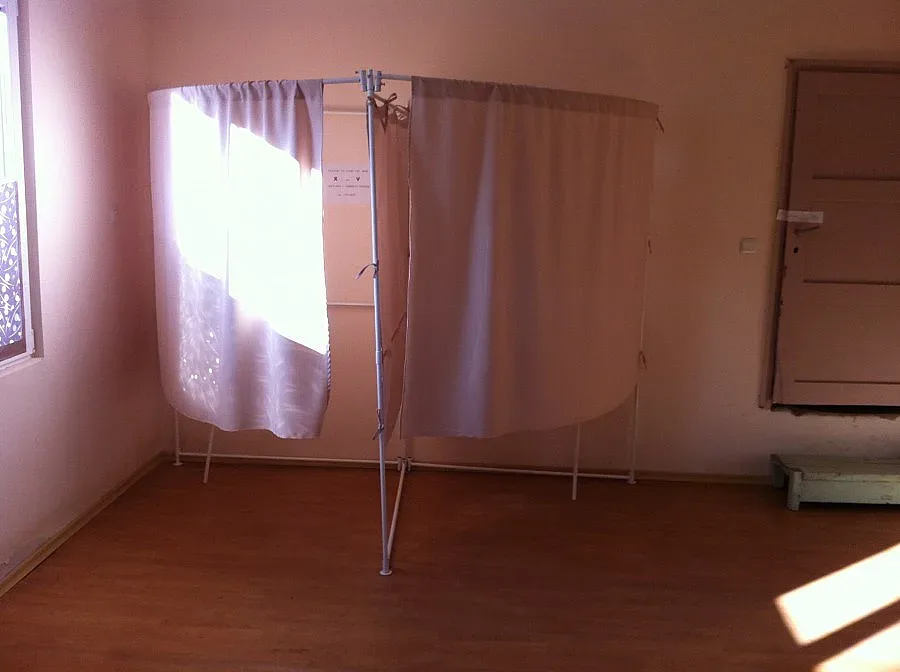 ГЕРБ скочиха срещу двойни кабини в Община Руен 