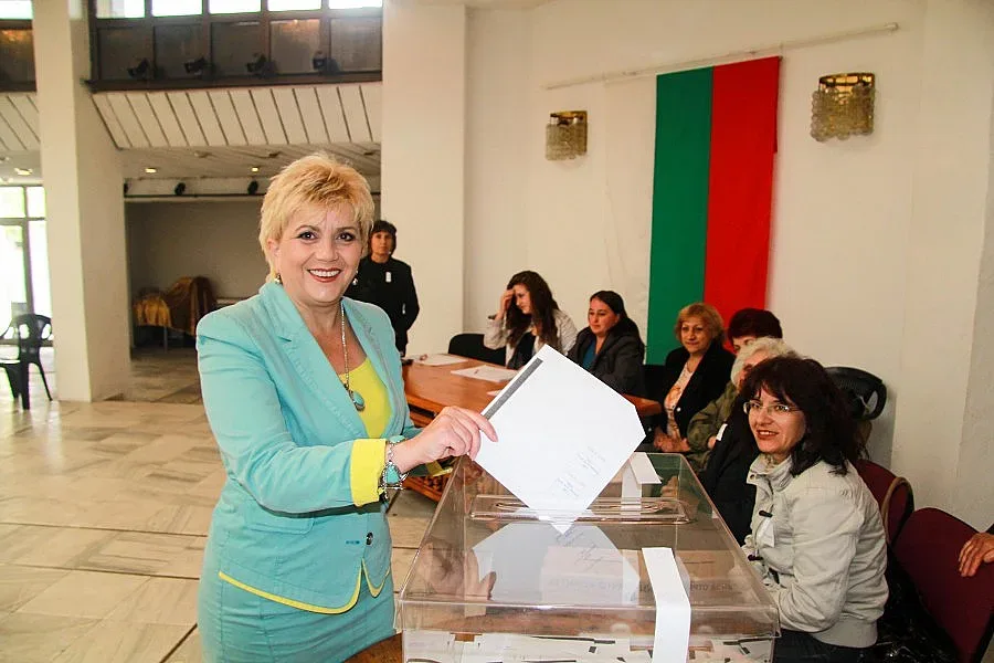Чакърдъкова гласува за успешна България