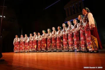 Ансамбъл „Пирин" пя на общинска сесия