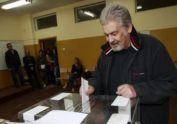 Данаилов пусна вота си за демокрацията