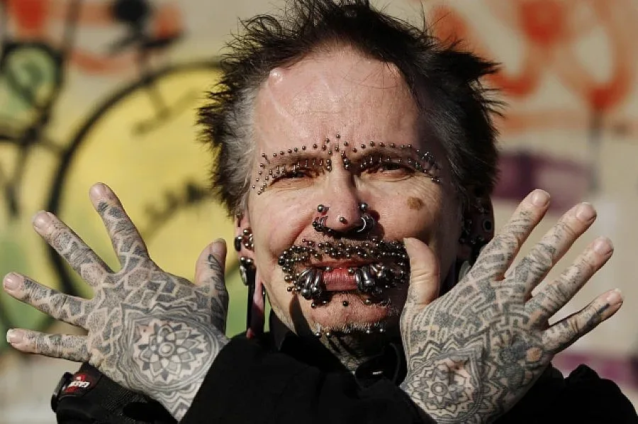 Човекът пиърсинг пристигна в София 