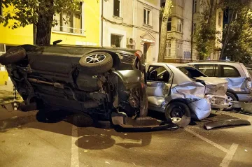 Дипломатически автомобил помля пет коли