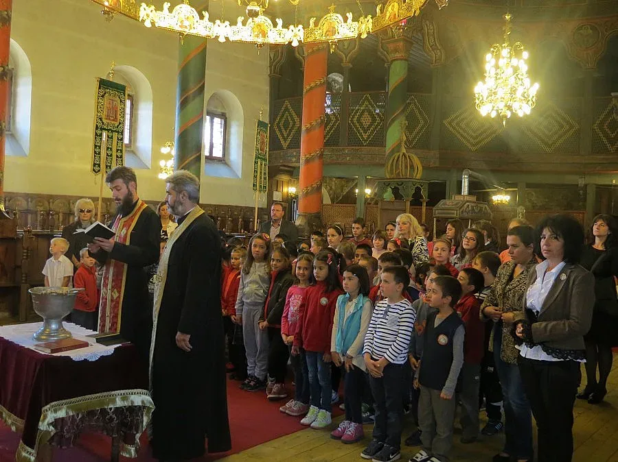 Деца учат вероучение в Банско