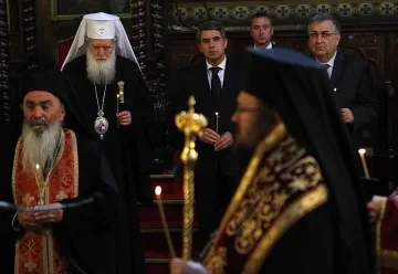 Митрополит освещава храм от 1684 година