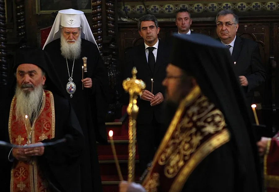 Митрополит освещава храм от 1684 година