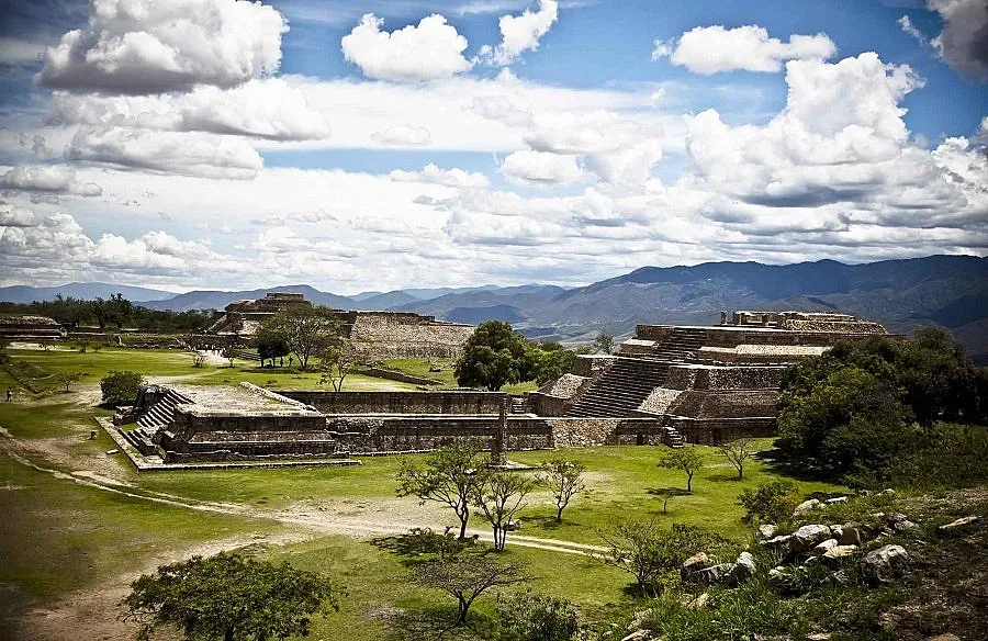 Алфонсо Касо открива мексиканската Троя