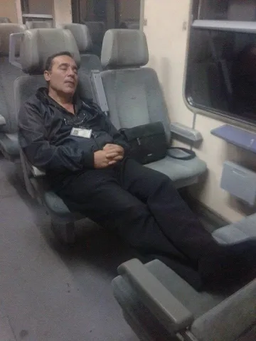 Задържаха политик за снимка на спящ кондуктор