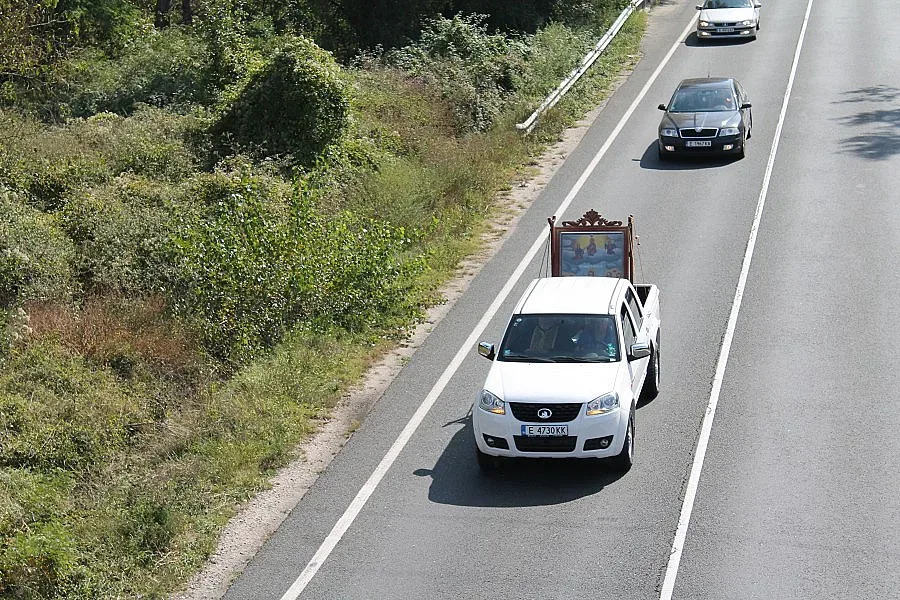 Шествие с чудотворна икона мина по главен път Е-79 срещу катастрофи