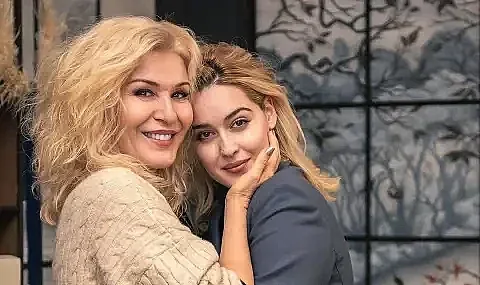 Гала сияе, показа внучето. Първа снимка