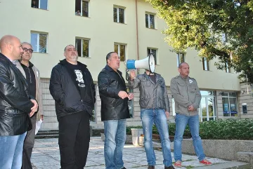 Бинев и Чернев на протест срещу дискриминацията в Хасковските Минерални бани