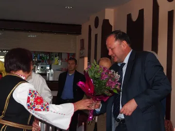 Миков към възрастните: Дължим ви уважение и признание за това, което сте направили през годините