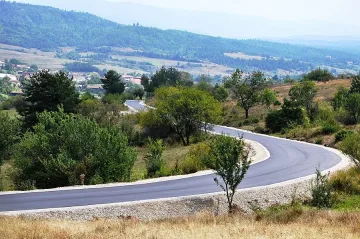 Нов асфалт по пътя към курортно селище