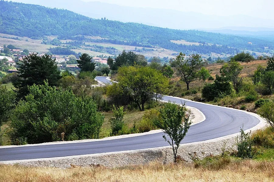 Нов асфалт по пътя към курортно селище