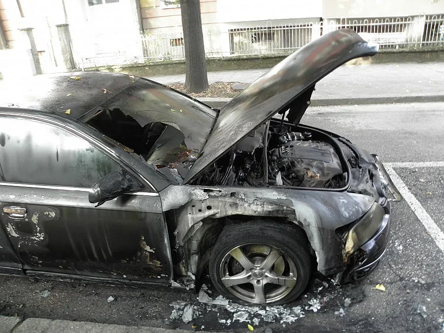 Запалиха „Ауди" с коктейл „Молотов"