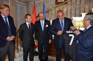 Борисов с подарък от Реал - фланелката на Роналдо