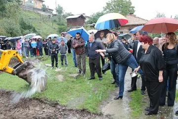 Проф. Георгиева с първа копка на спортна площадка