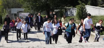 Губернатор и ентусиасти катериха стълби