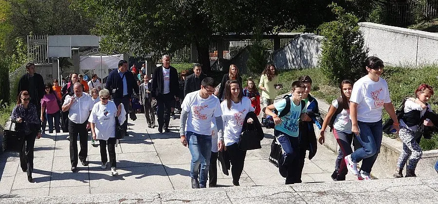 Губернатор и ентусиасти катериха стълби