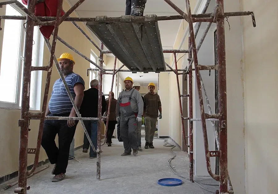 60 бежанци започнали работа тази година