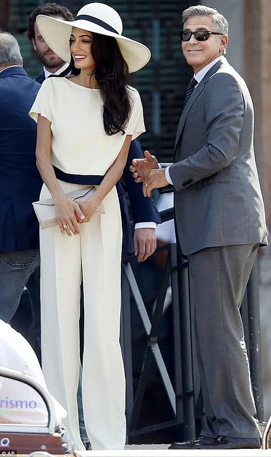 Парад с Клуни и Амал във Венеция