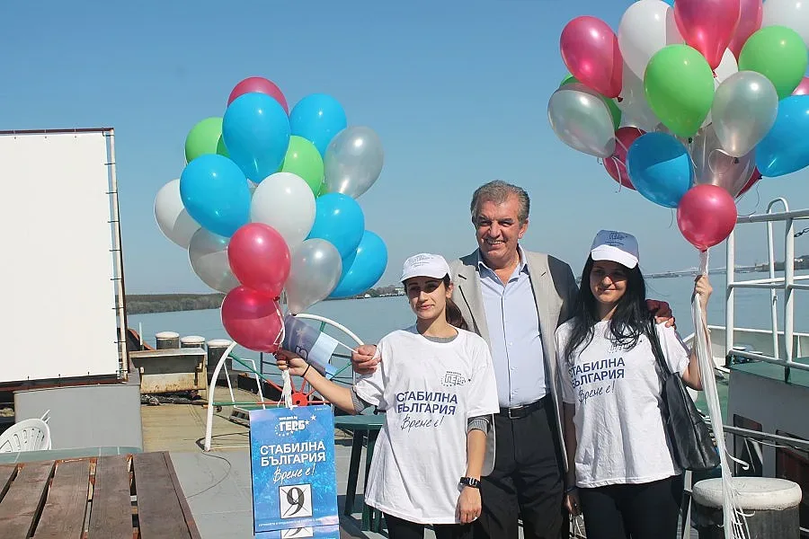 Кандидат-депутат агитира на кораб по Дунава