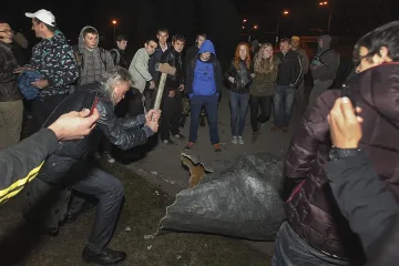 Събориха два паметника на Ленин в Украйна (ВИДЕО)