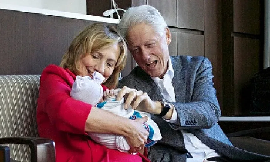 Клинтън се щракна с внучката