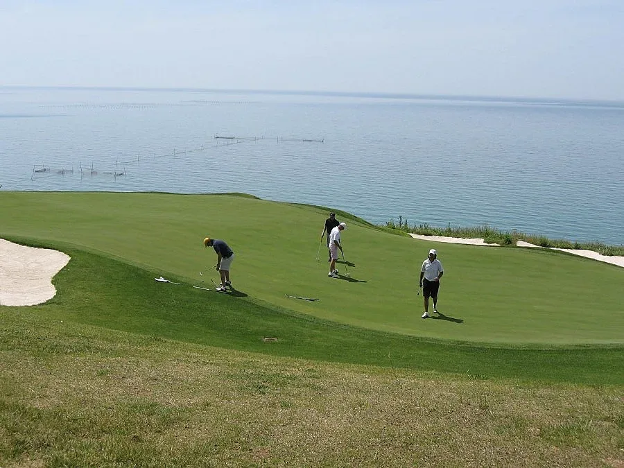 Докато пилотите стачкуват: Шефове на "Ер Франс" играят голф у нас