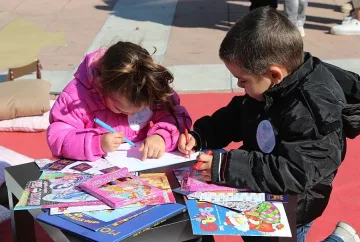 Десетки жители и гости на Благоевград с книга в ръка